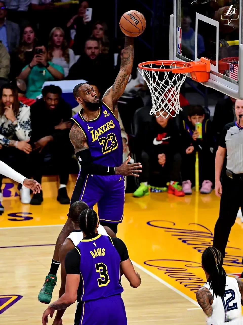 开云体育平台APP-詹姆斯领导湖人大胜，为总冠军发起冲击，振奋人心