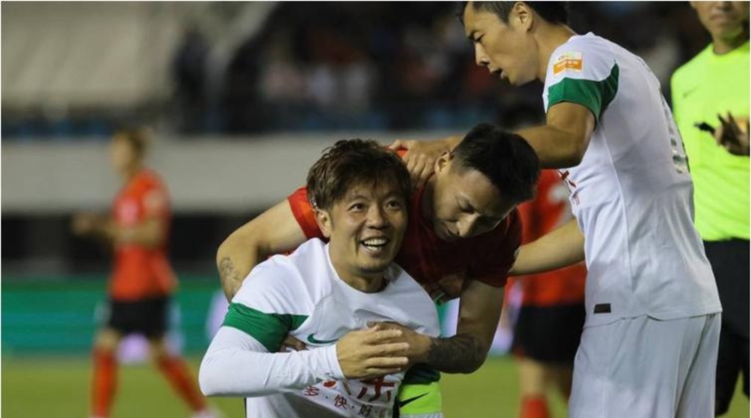 开云体育-场外风波影响战绩，球队气氛紧张，全场震撼