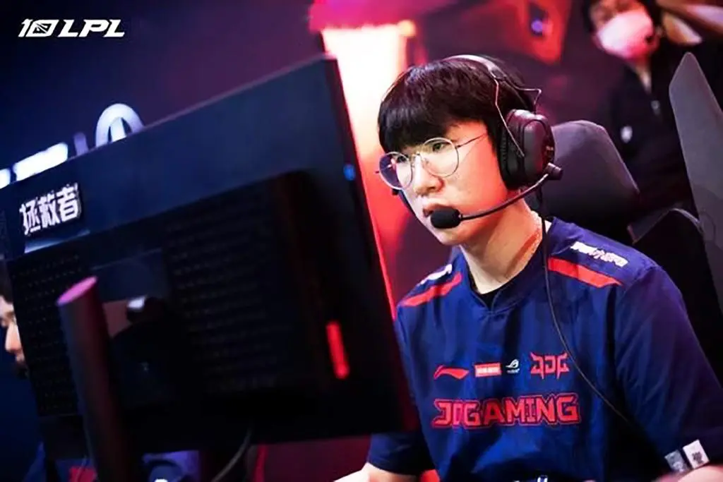 开云体育在线-TES横扫HLE，Uzi关键团战开团秒人焦点之战半决赛，引爆全场热议