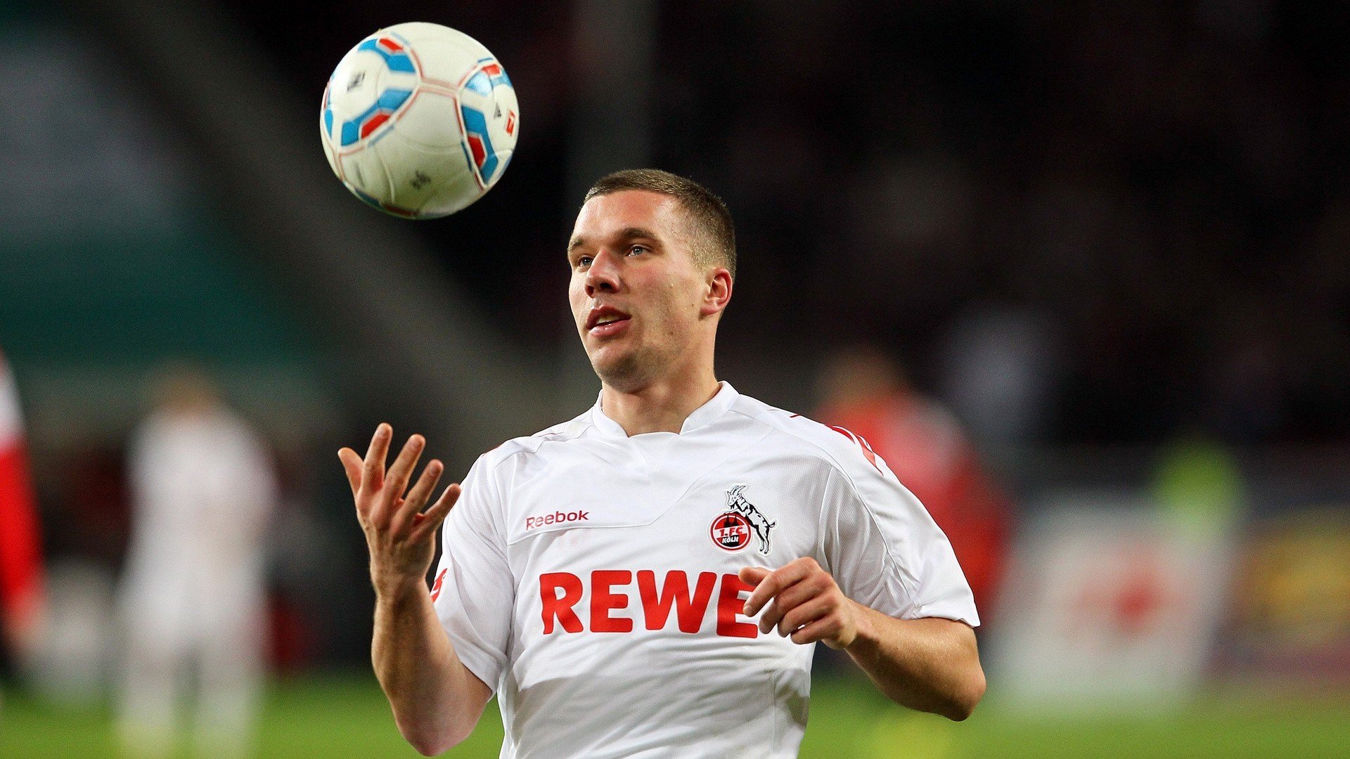 阿圭罗里程碑之夜，雷恩力克加拿大！足球世界两重天