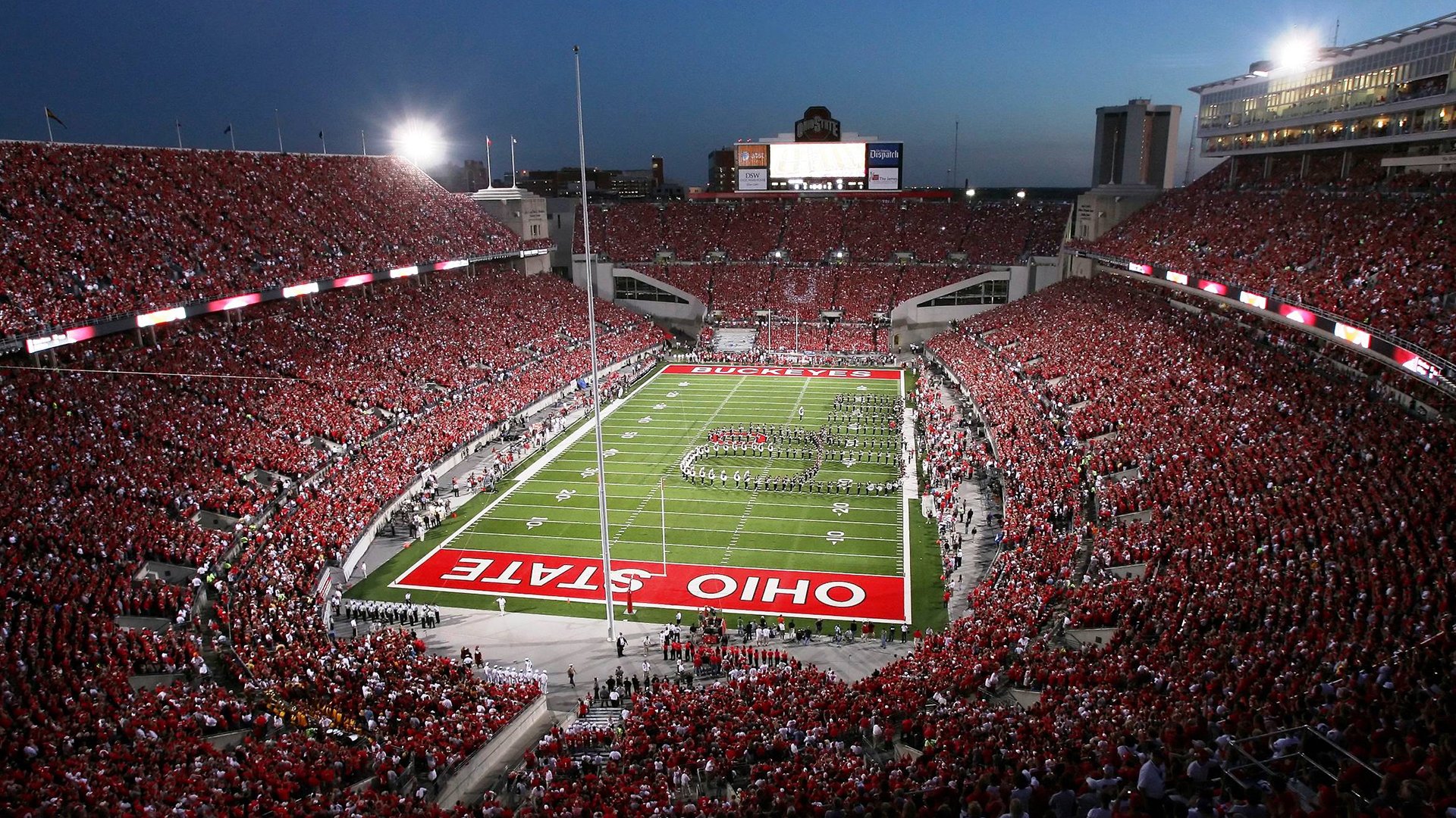 东契奇一脚油门超了詹姆斯?当篮球巨星接管F1揭幕战